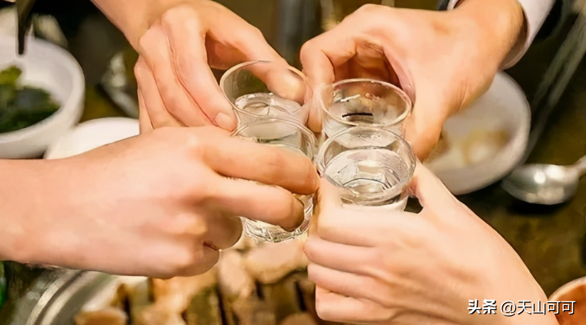 在职场酒局上，这4个行为能让人对你刮目相看，职场小白不妨一看