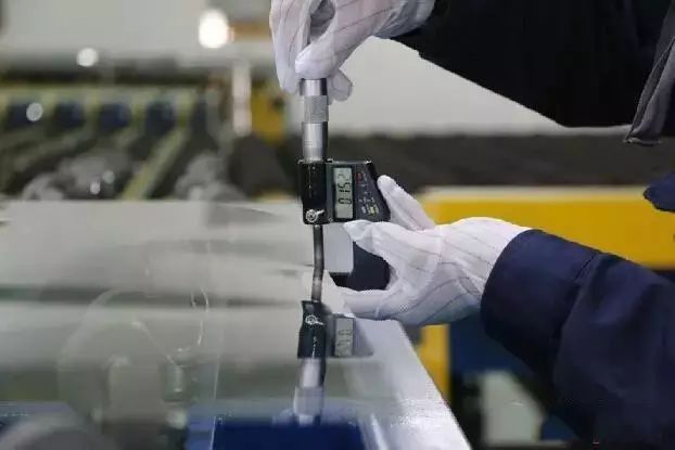 蚌埠玻璃工业设计研究院成功拉引0.15毫米玻璃！！