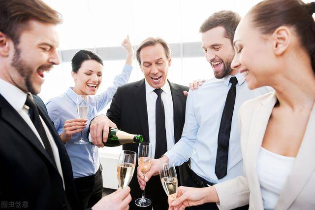 职场饭局的规矩，学会三个说话技巧，让你的人脉越来越好