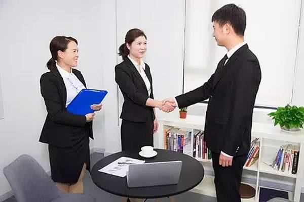 嘴笨的老实人，掌握这三个说话的套路，让你被领导和同事高看一眼