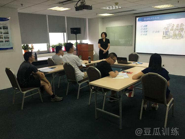 职场中不善于沟通交际怎么锻炼自己