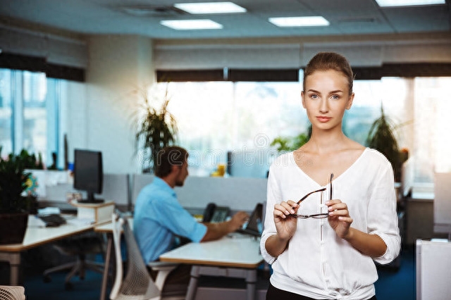 为了在职场中表现出色，你需要调整心态，换个角度看待职场