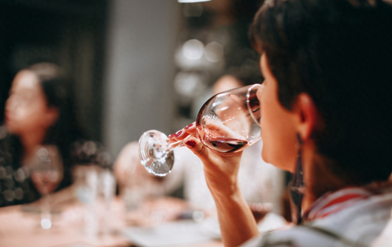 和领导喝酒聊天，说三句客套话，领导会夸你情商高